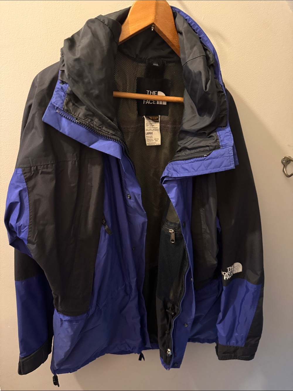 The North Face Men’s Hooded Gortex Rain Jacket in Black and Blue